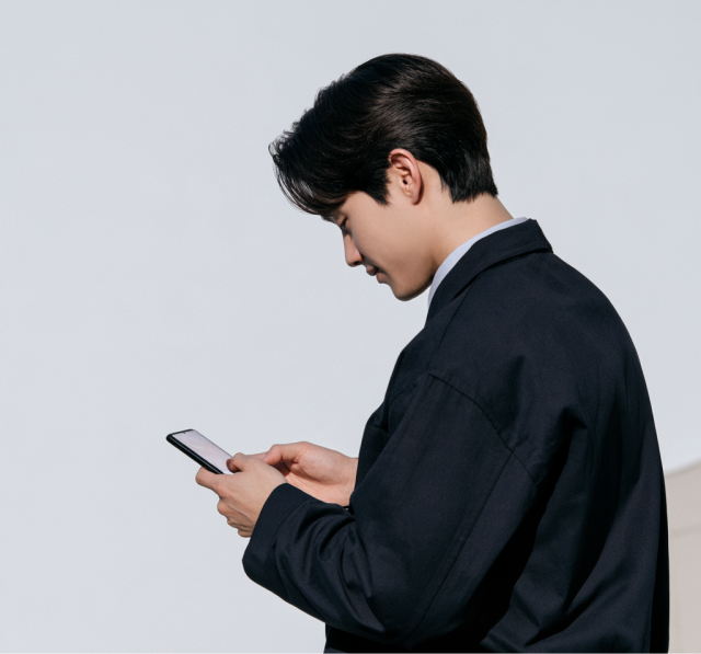 휴대폰으로 정비를 예약하는 고객